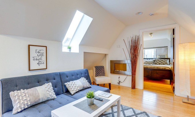 Tukwila Apartment | Modern Tukwila Apartment w/ Balcony Near Airport!