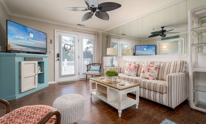 Heron Harbour Isle Condo | Modern Two Bedroom Condo With Outdoor Pool & Courtyard