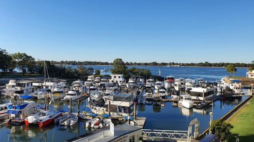 Sandstone Point Apartment | Modern Unit On The Marina