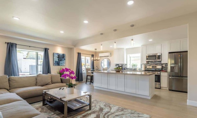 Hillcrest House | Modern upscale home, 2bd 2bth, Pr Patio, 1 Blk>Zoo