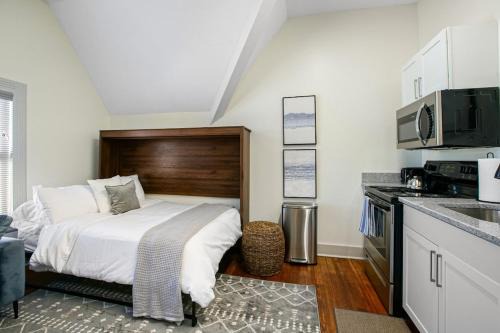 Hough Apartment | Modern Victorian Studio - Steps to Cleveland Clinic