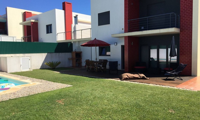 Sao Pedro da Cadeira Villa | Modern villa near Ericeira with pool and sea view