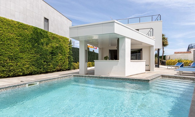 Bon Relax House | Modern Villa with Pool, AC, WiFi, BBQ, and Parking in Sant Pere Pescador