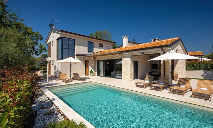 Kadumi Villa | Modern villa Ursaria with pool and grill in Porec