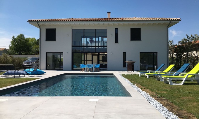 Rouffiac-Tolosan House | Modern villa with swimming pool, large terrace and pétanque court