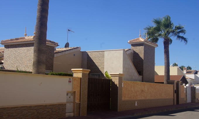 Quesada Villa | Modern villa with HEATED POOL & 400 m from the spa La Laguna hotel