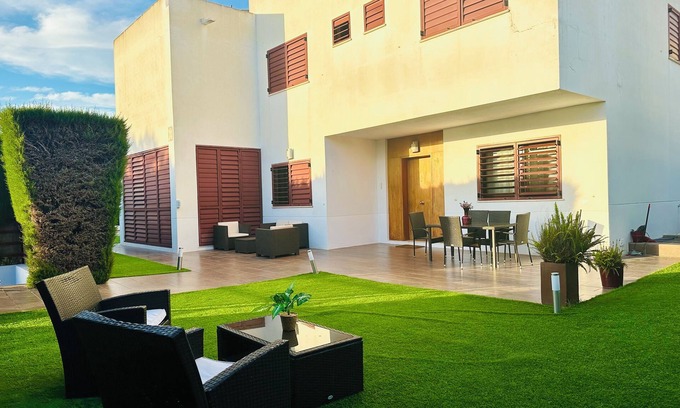 Dos Hermanas Ski Chalet | Modern villa with pool and garden. Just a few steps from the subway station.