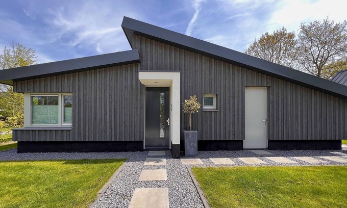 Dirkshorn House | Modern villa with terrace and garden in Dirkshorn