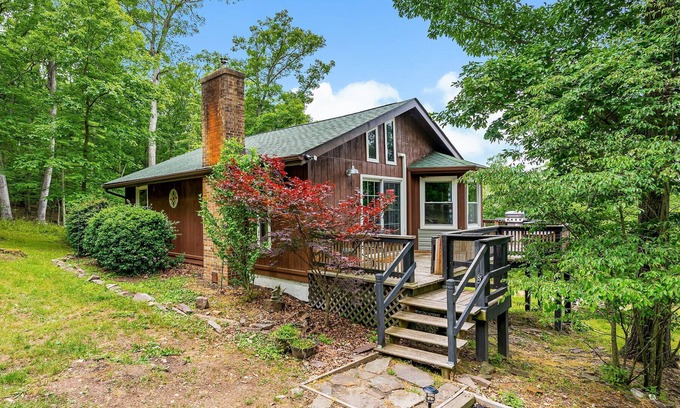 Berkeley Springs Ski Chalet | Modern w Mountain Views, Hot Tub, Deck & Fire Pit