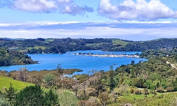 Warkworth House | Modern warm house short 5 minute drive from Matakana. Walk to great vineyards