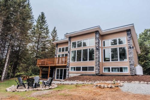 Riviere-Rouge House | Modern Waterfront Cottage on the Rouge River & Spa