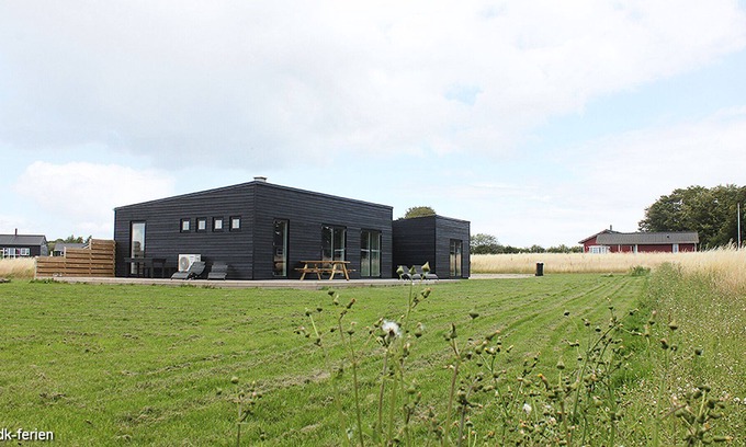 Arø House | Modern, well-equipped holiday home on a large property very close to the water