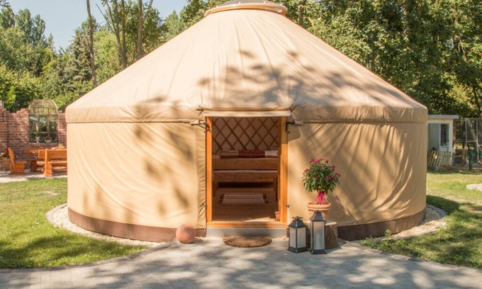 Herbsleben Ski Chalet | Modern yurt autumn life
