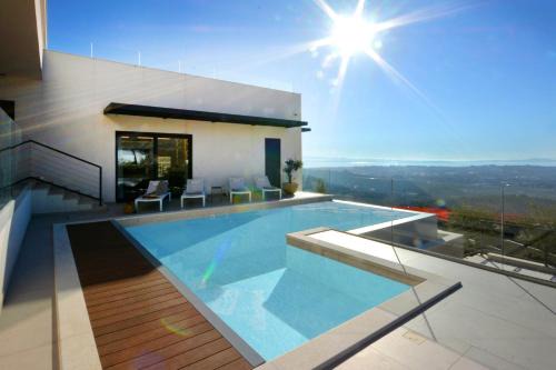 Klis Villa | Moderna villa "Split na dlanu" s grijanim bazenom