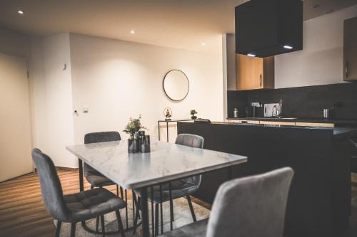 Sinsheim Apartment | Moderne Ferienwohnung mit Kochinsel in Sinsheim Zentral ruhig und Netflix - Erstbezug WeHome Komfort