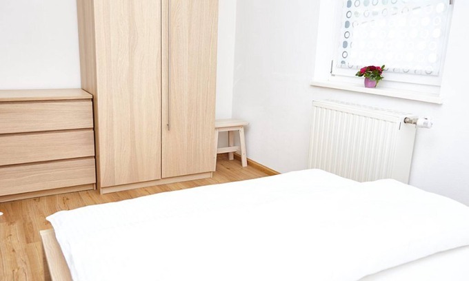 Ebelsbach Apartment | Modernes 48qm Apartment mit französischem Balkon, kostenfreies WLAN, komplett ausgestattete Küchenzeile