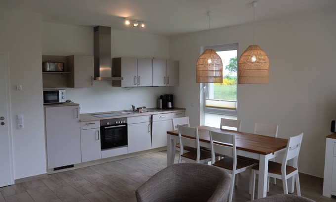 Garz Apartment | Modernes Appartment mit Terrasse im Grünen und Frühstückssonne