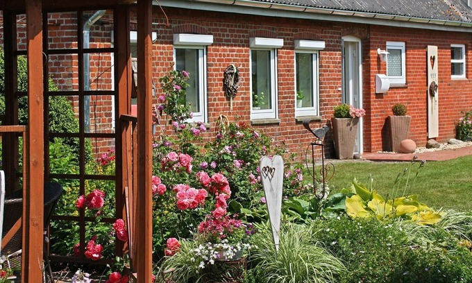 Uphusum House | Modernes, Gemütliches Doppelhaus mit Großem Garten und Kaminofen im Schönen Nordfriesland. Wunderbar für Paare und Familien Geeignet, die Sich Abseits des Alltagstrubels Eine Auszeit Gönnen Möchten. Gern Sind Auch Haustiere Willkommen!