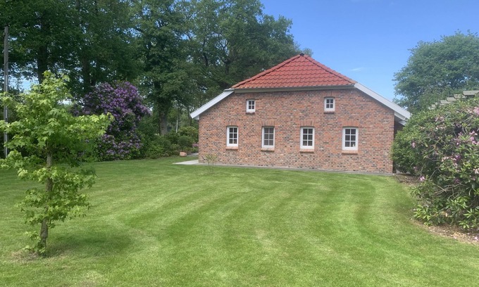 Uplengen Cottage | Modernised farmhouse near Oldenburg with a beautiful garden in the countryside
