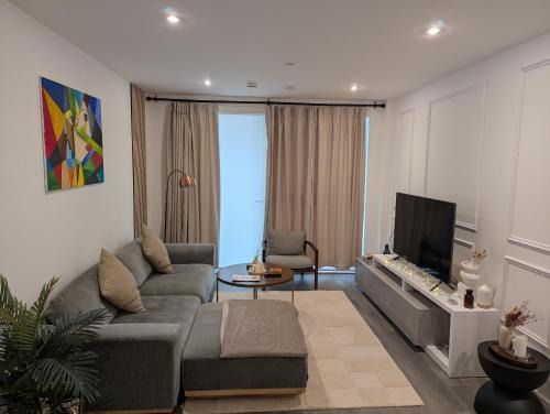 South Acton Apartment | Modernistic 2 Bed - 2 Bath Flat near Central London