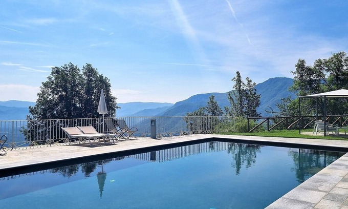 Molazzana Villa | Molazzana, Ideal large groups, private pool, views, walk to restaurant.
