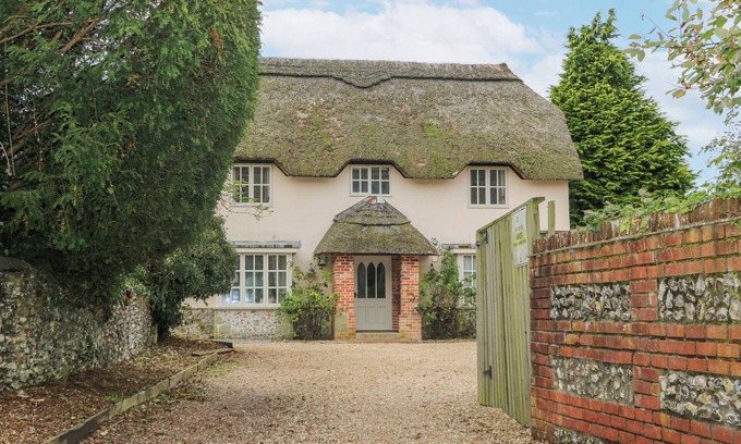 East Woodyates Cottage | MOLES COTTAGE, pet friendly, with open fire in Sixpenny Handley