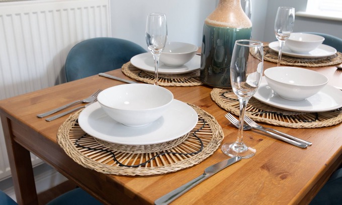 Newport House | Mon Bank II* Sleeps 5* Parking*Contractors*Groups