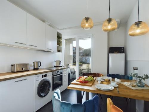 Western Ring Area Apartment | Mona Lisa, Komplette Wohnung, 24h Check-in, mit Parkplatz, Balkon, 2x Smart TV, Zentrum