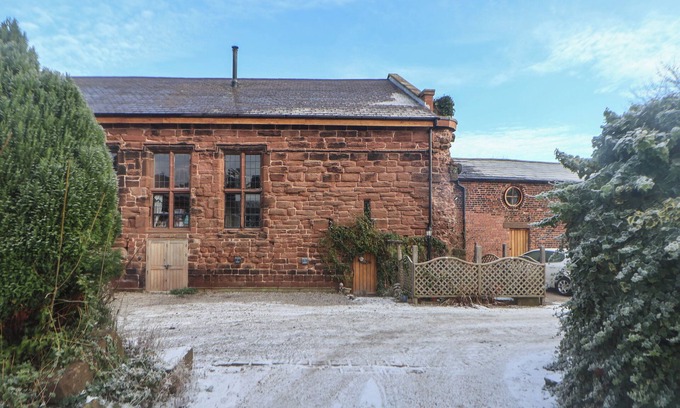 Elton Cottage | MONASTERY HALL, pet friendly, with open fire in Elton, Cheshire