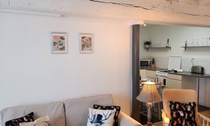 Mailhac-sur-Benaize Cottage | Mondon Holiday Cottage with a Lake View