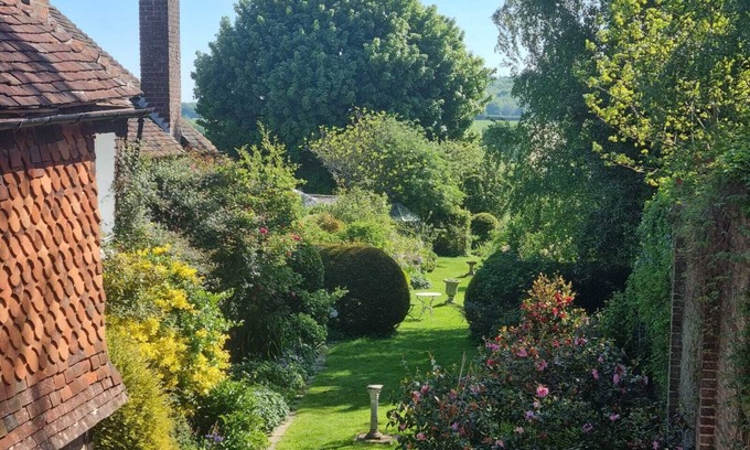 Petworth Cottage | Monk House - Historic Foundation Invites guests
