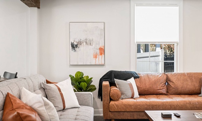 Belmont House | Mont G | 30 + Day Rental | Walk Downtown