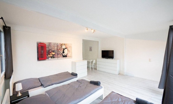 Ahrensburg Apartment | Monteurwohnung für 5 Personen mit Balkon & Küche – Ahrensburg Nähe Hamburg