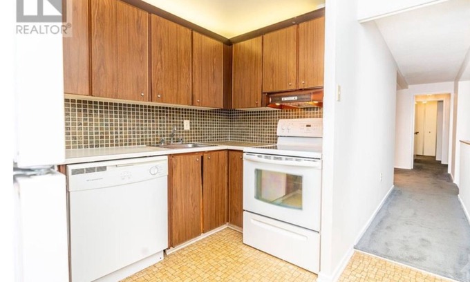 Sandy Hill Condo | Monthly Spacious 2BR Furnished Apartment in Sandy Hill - AC+WIFI+ Heated Pool