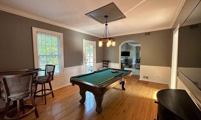 Fox Valley House | Monthly Stay~Pool Table~Backyard & Firepit~King Bd~WiFi~Spacious