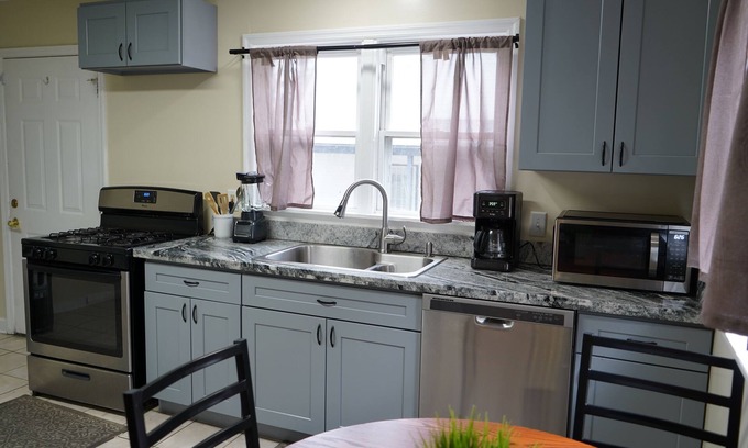 Memphis House | Monthly Stays- 9BR/3.5 BA Memphis Steps from Beale St & Midtown!