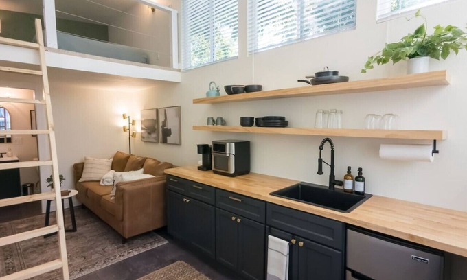 Holly House | Moody & Bright - Peaceful St <5 min to the Action!