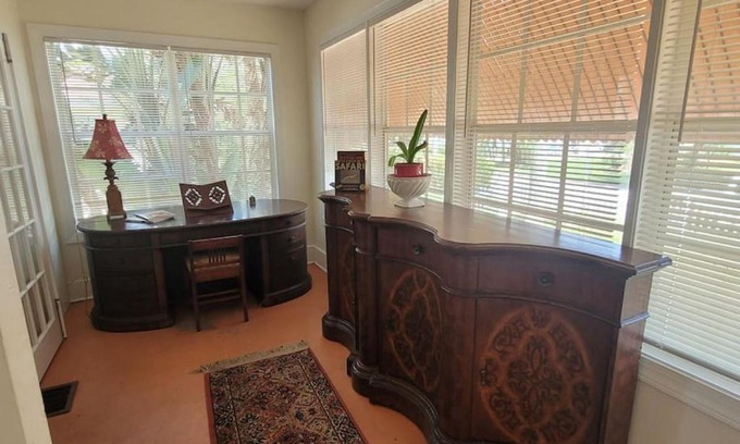 Crescent Lake Apartment | Moon Lakeview Apt at Crescent Lk