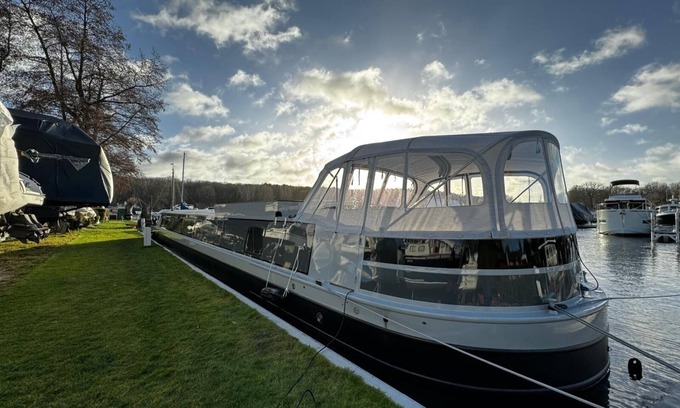 Wilhelmstadt Boat Rental | MoonRooms - Luxury residential boat in Berlin with roof terrace and lake view