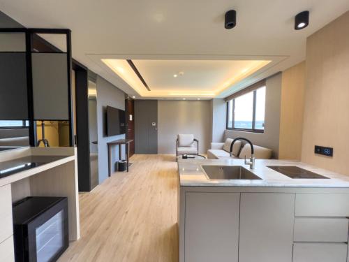 Pingzhen District Hotel | Moonshine Inn