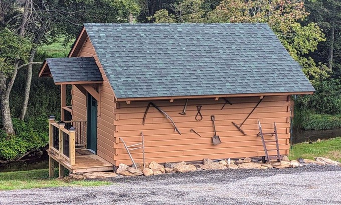 Hillsville Cabin | "Moonshine Mansion" Cozy tiny cabin in peaceful Fancy Gap.