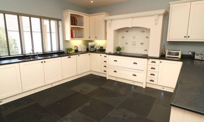 Ilfracombe House | Moorlands to Sea with Stunning Sea Views and very dog friendly in North Devon