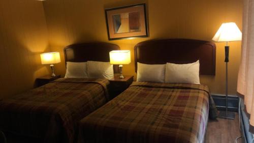 Smooth Rock Falls Hotel | Moose Motel