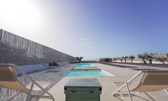 El Toyo House | Moott Homes Suites Villa Costacabana