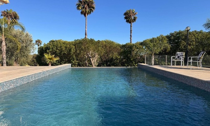 Alfarrobeira Villa | Moradia Familiar com Piscina Privada, Perto do mar e Campos de Golf