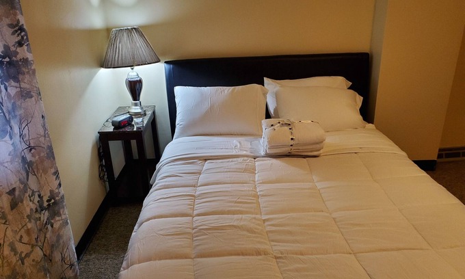 Johnstown House | Morden 2-bedroom townhome with WiFi and AC in fabulous Johnstown