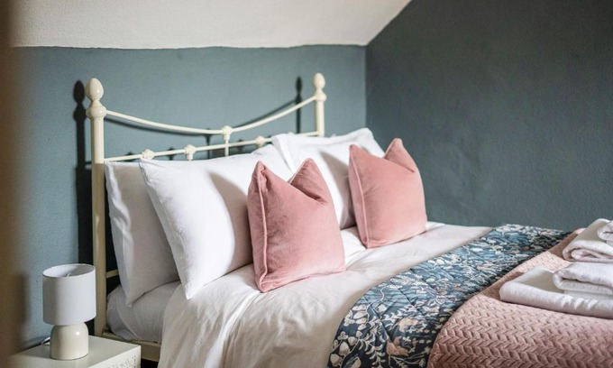 Moreton-in-Marsh Apartment | Moreton High Street - Sleeps 10, with private garden