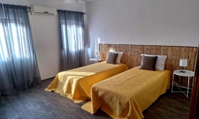 Avis House | Morgado Guesthouse