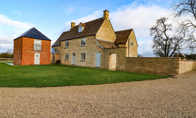 Carterton House | MORGANS FARMHOUSE, pet friendly in Bampton, Oxfordshire