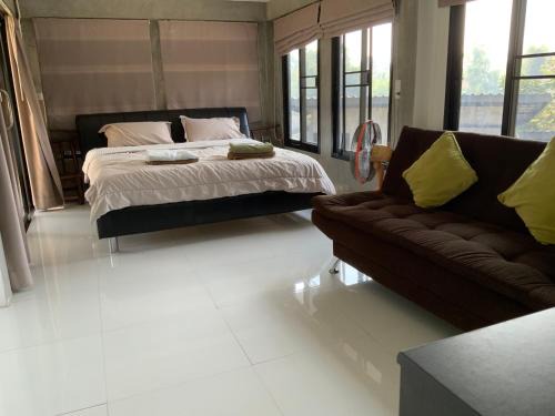 Kamphaeng Saen House | Morocco Blue cafe by Chilong River Farm Resort